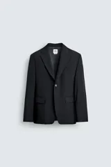 Blazer negro de lana con cuello de solapa de muesca, manga larga con puños abotonados, bolsillos de vivo en el pecho y de solapa en la cadera, bolsillo interior, aberturas en la espalda y cierre frontal con botones.