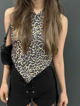 Top corto con estampado de leopardo, con tiras finas que se atan en la espalda y en el cuello.