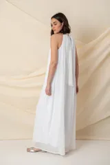 Mono plateado de lurex, corte ancho, con cuello halter y lazo.