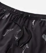 Bermuda de baño masculina confeccionada en microfibra negra con estampado de ballenas blancas. Posee cintura elástica con cordón ajustable y un bolsillo trasero.