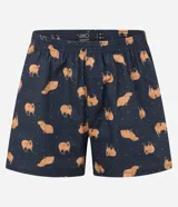 Conjunto de pijama masculino compuesto por una remera azul marino de manga corta con cuello redondo y un estampado localizado de carpincho en el pecho, y un short a juego con estampado repetitivo de carpinchos.