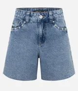 Short de jeans celeste con trabillas en la cintura, bolsillos y bajo deshecho. Presenta tachuelas en los bolsillos delanteros y laterales.