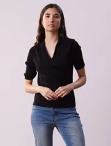 Blusa en tejido acanalado color beige, marca Rio & Rian. Cuello solapa y escote en V en tejido calado.