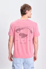 Remera manga corta color rosa con estampa de un globo terráqueo en la espalda y texto "Planet Earth".