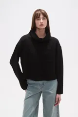 Buzo negro de manga larga con cuello alto tipo chimenea y un bolsillo cuadrado en el pecho.