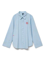 Camisa celeste a rayas verticales blancas, de corte amplio, manga larga con puños abotonados, cuello clásico y cierre frontal con botones. Presenta un bordado de una flor roja en el pecho y dos corazones rojos en el puño.