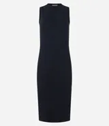 Vestido midi negro de punto acanalado, sin mangas y con cuello alto.