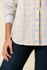 Camisa de manga larga a rayas verticales color violeta y blanco, con cuello clásico y corte recto.