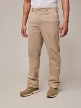 Pantalón chino color beige, confeccionado en algodón y lino.