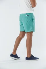 Short de baño liso color azul marino, con dos bolsillos delanteros y uno trasero.