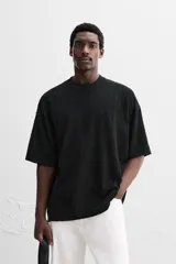 Sudadera negra de tejido texturizado con mezcla de algodón. Corte relaxed fit, cuello redondo y manga corta.