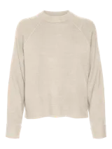 Sweater de punto color beige, con cuello redondo y mangas raglán.