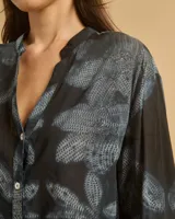 Camisa marrón con estampado abstracto, de manga larga recta, con botones y escote en V.