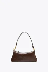 Bolso de hombro marrón oscuro con forma alargada y asa corta. Interior con tres compartimentos y bolsillo interior con cierre con cremallera. Asa de hombro con detalles metálicos dorados.