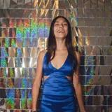 Vestido corto negro con escote en V, breteles finos cruzados en la espalda y cut-outs laterales bajo el busto.