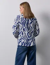 Blusa estampada marca Alex & Parker, con cuello a la base, escote en V con lazo de ajuste y mangas 3/4.