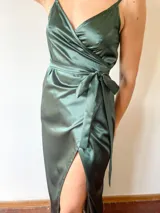 Vestido largo color fucsia de satén, con escote cruzado, breteles finos y lazo en la cintura.