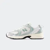 Championes urbanos New Balance modelo 530, color blanco con detalles en plateado y verde agua, confeccionados en malla y cuero sintético, con logo "N" característico en los laterales y entresuela ABZORB.