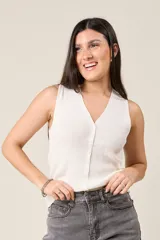 Musculosa blanca de punto acanalado, con escote en V y botones frontales.