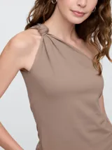 Musculosa ajustada de manga única con un nudo decorativo en el hombro.