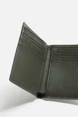 Billetera vertical negra de cuero texturizado con compartimento para billetes y tres ranuras para tarjetas en cada lado.