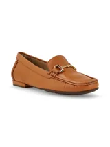 Mocasín de cuero color crema con detalle de hebilla metálica plateada.