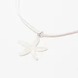 Gargantilla blanca con dije de estrella de mar.