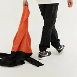 Pantalón cargo negro de nylon con puños elásticos.