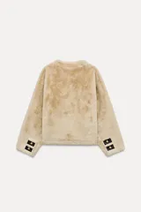 Chaqueta corta de cuello redondo y manga larga en tejido de pelo sintético color negro. Cierre frontal con botones metálicos dorados y bolsillos de plastrón. Colección Zara Woman.