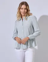 Camisa estampada a rayas verticales en tonos verde y blanco, con cuello con solapa, abertura central con botones y terminación en volado.