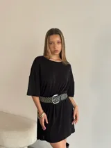 Remerón rojo de manga corta, con cuello redondo y calce amplio y holgado.