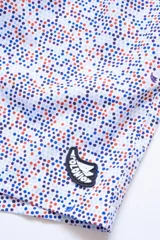 Short de baño blanco con estampado de lunares azules y naranjas. Cuenta con cintura elástica con cordón regulable, bolsillos laterales y bolsillo trasero con cierre.