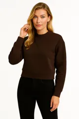 Buzo negro de algodón con cuello redondo y mangas largas.