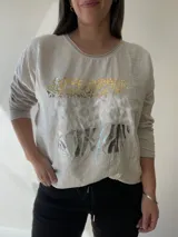 Remera negra de algodón con estampado de animal print en dorado, plateado y gris.