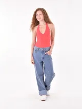 Body rojo con escote halter y espalda descubierta.