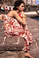 Pollera larga de popelina de algodón con estampado floral en tonos rojo y blanco. Tiene tiro alto, pretina de doble capa y cierre lateral oculto.