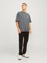 Camiseta gris de manga corta y cuello redondo con logo pequeño estampado en el pecho.