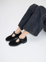 Zapatos guillerminas de cuero gamuzado color negro con detalle de pespuntes blancos, taco de 4cm y plataforma de goma.