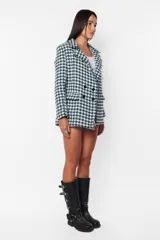 Blazer verde con estampado pata de gallo, de corte oversize, con solapas y hombreras.