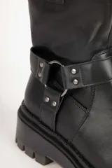 Bota biker color marrón en símil cuero, con cierre lateral y suela tipo plataforma de 5 cm.