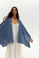 Ruana tejida de color azul con textura.