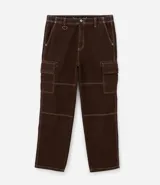 Pantalón cargo marrón de corte holgado con pespuntes en color crema.