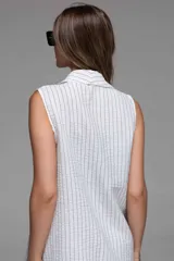 Chaleco largo de crepé con rayas verticales, corte sastrero y solapas.