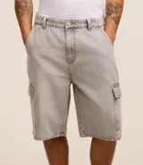 Bermuda masculina de jean color gris oscuro, corte holgado, con bolsillos cargo laterales, trabillas en la cintura y cierre con botón y cremallera.