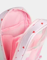 Cartuchera de poliuretano estampada con diseño de objetos personales, con ventana de PVC y compartimentos. Incluye cierre superior y tiradores de goma con forma de moño.