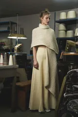 Falda larga marrón con textura de espiga, de corte acampanado y cintura alta.