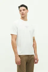 Remera blanca de manga corta con logo estampado en el pecho.
