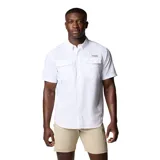 Camisa de manga corta blanca para hombre, marca Columbia, modelo Blood and Guts. Confeccionada en tejido transpirable con protección solar UPF 40 y tecnología Omni-Shield™ Blood 'n Guts que repele fluidos y manchas. Cuenta con ventilación, bolsillo interior, parche de limpieza para gafas de sol, portacañas, bolsillos en el pecho y cuello a presión.