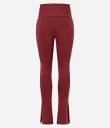 Pantalón deportivo tipo legging confeccionado en microfibra color bordó, con corte ajustado hasta la pantorrilla y terminación acampanada con abertura lateral.
