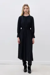 Vestido midi negro de viscosa con espalda descubierta, mangas largas y frunces en cintura y cuello.